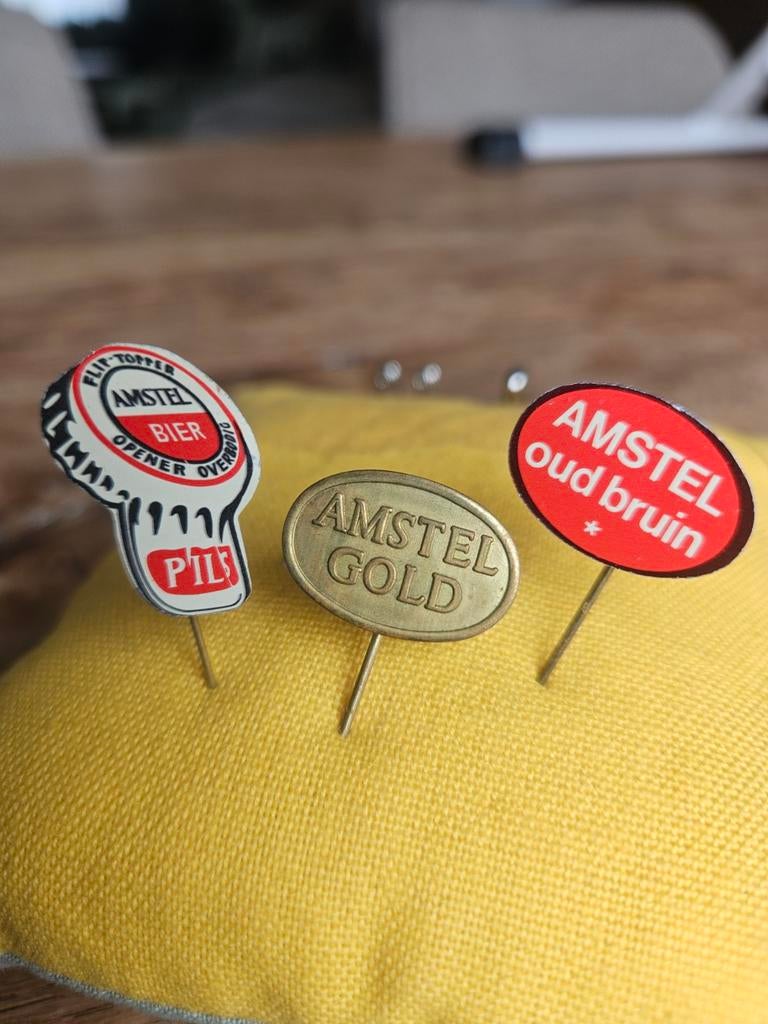 3 speldjes van Amstel bier, Verzamelen, Speldjes, Pins en Buttons, Ophalen, Gebruikt