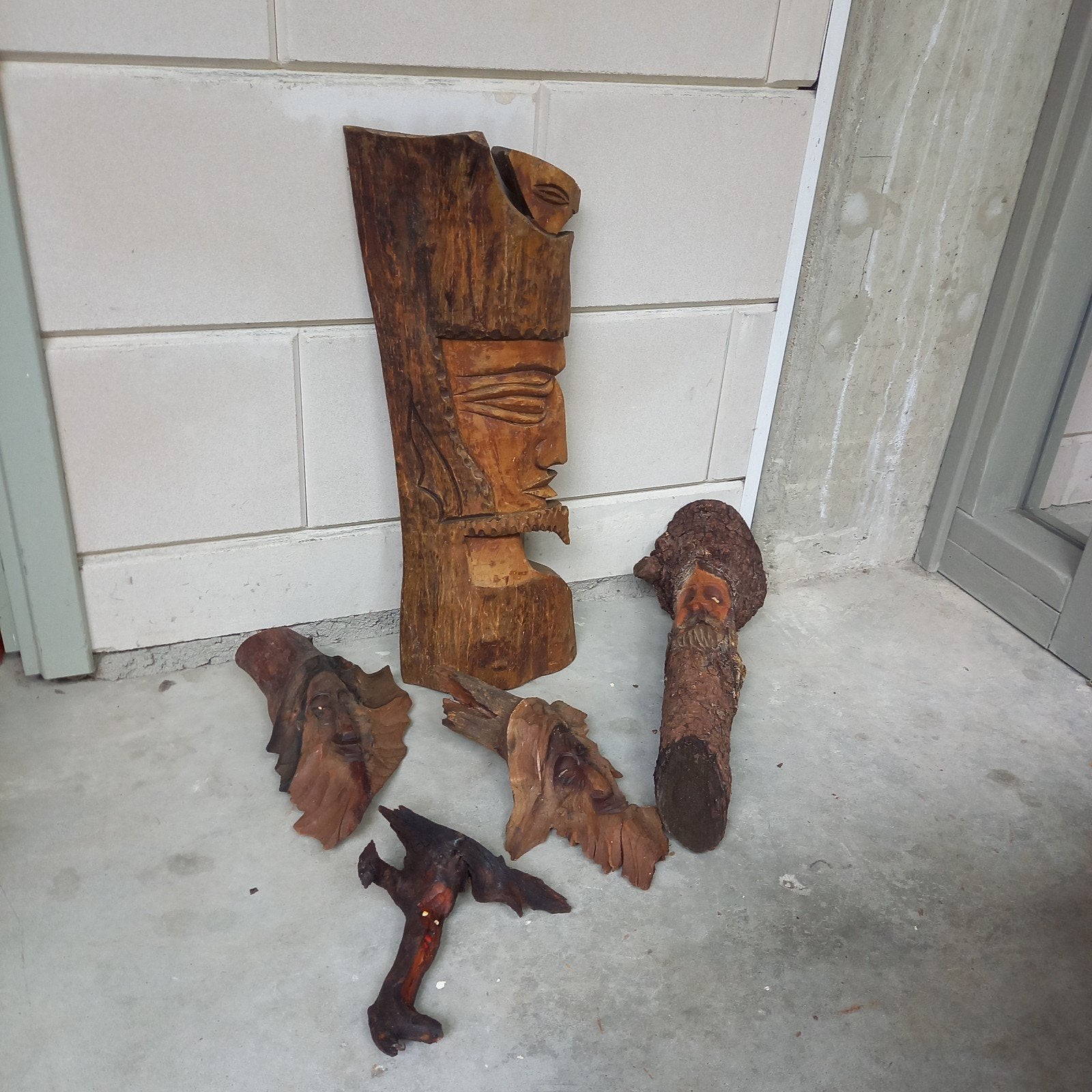 Set van 5 handgesneden houten sculpturen, Overige onderwerpen, Houtsnijwerk, Handgemaakt, Hout