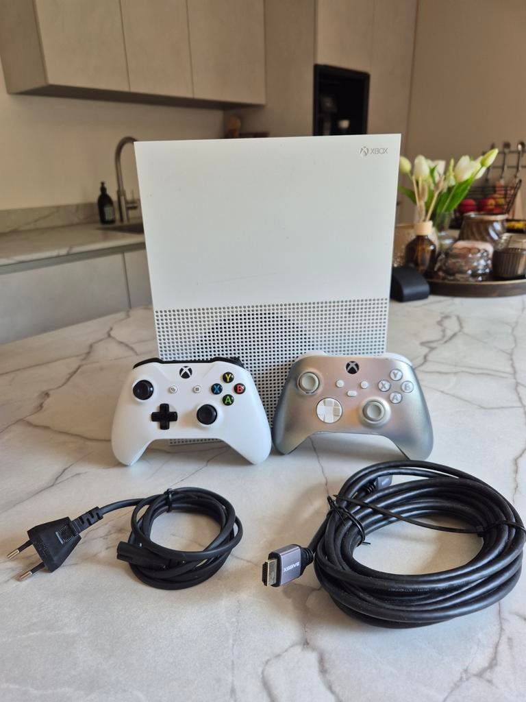Xbox One S All-Digital Edition met 2 controllers, Spelcomputers en Games, Spelcomputers | Xbox One, 500 GB, Met 2 controllers