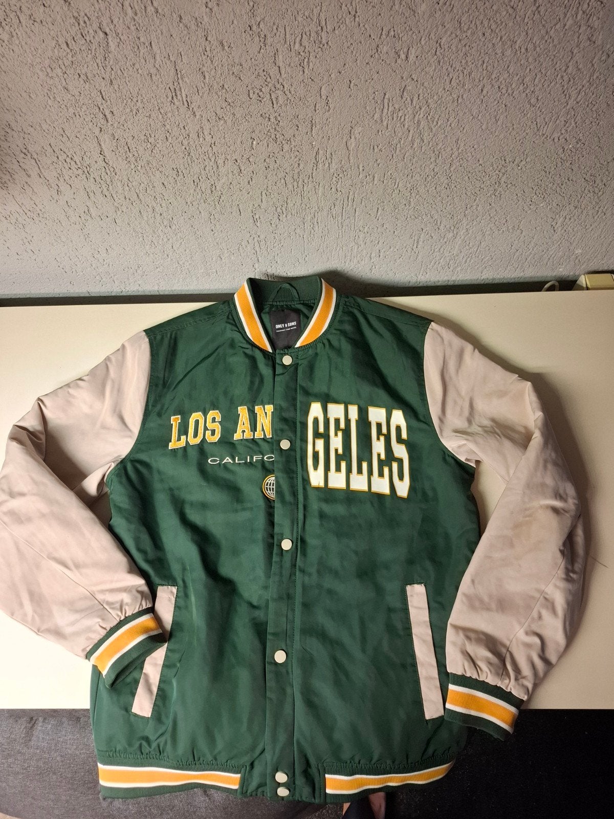 Heren Baseball Jack Groen met Crème Mouwen - Maat M, Kleding | Heren, Overige maten, Ophalen of Verzenden, Gedragen, Groen