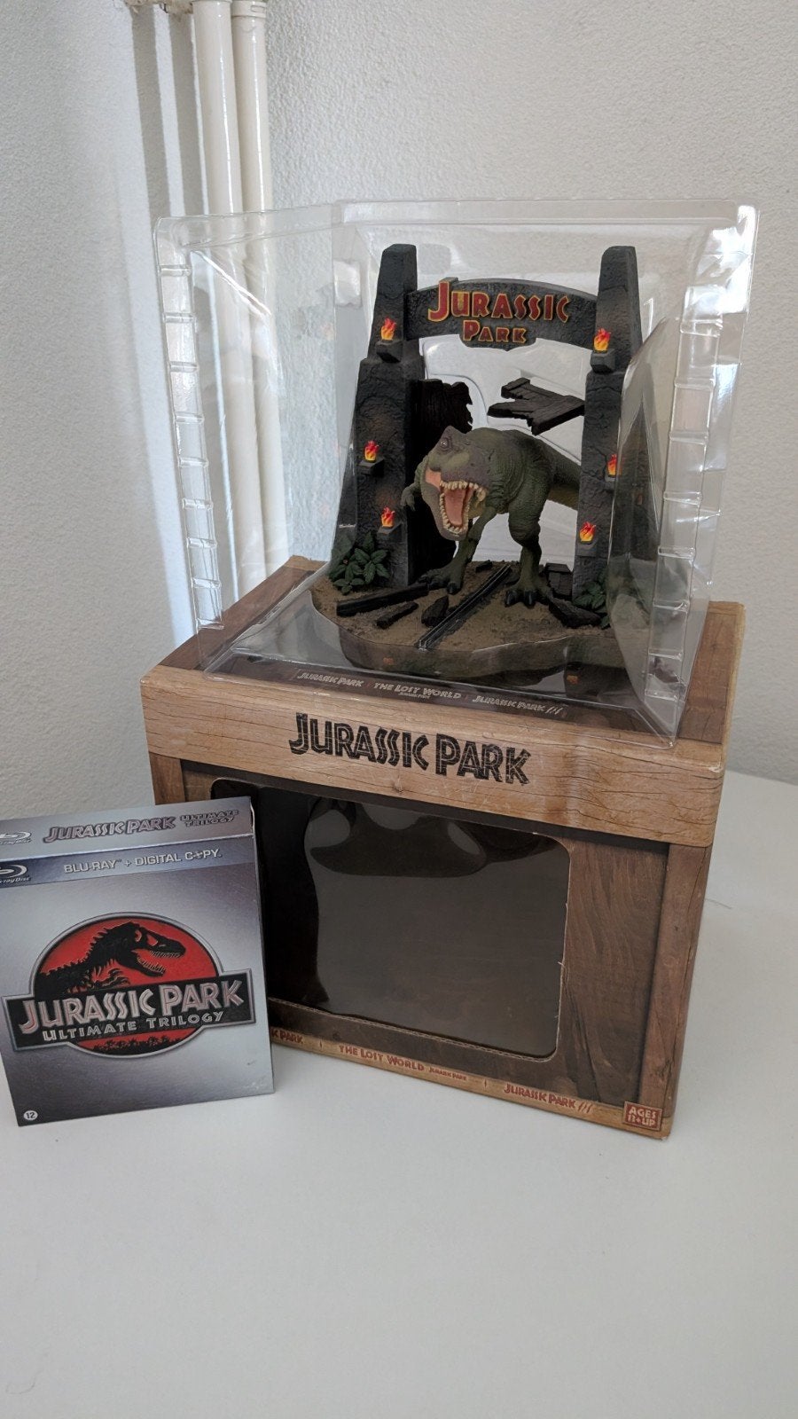 Jurassic Park Ultimate Trilogy Blu-ray + T-Rex Diorama, Ophalen of Verzenden, Zo goed als nieuw