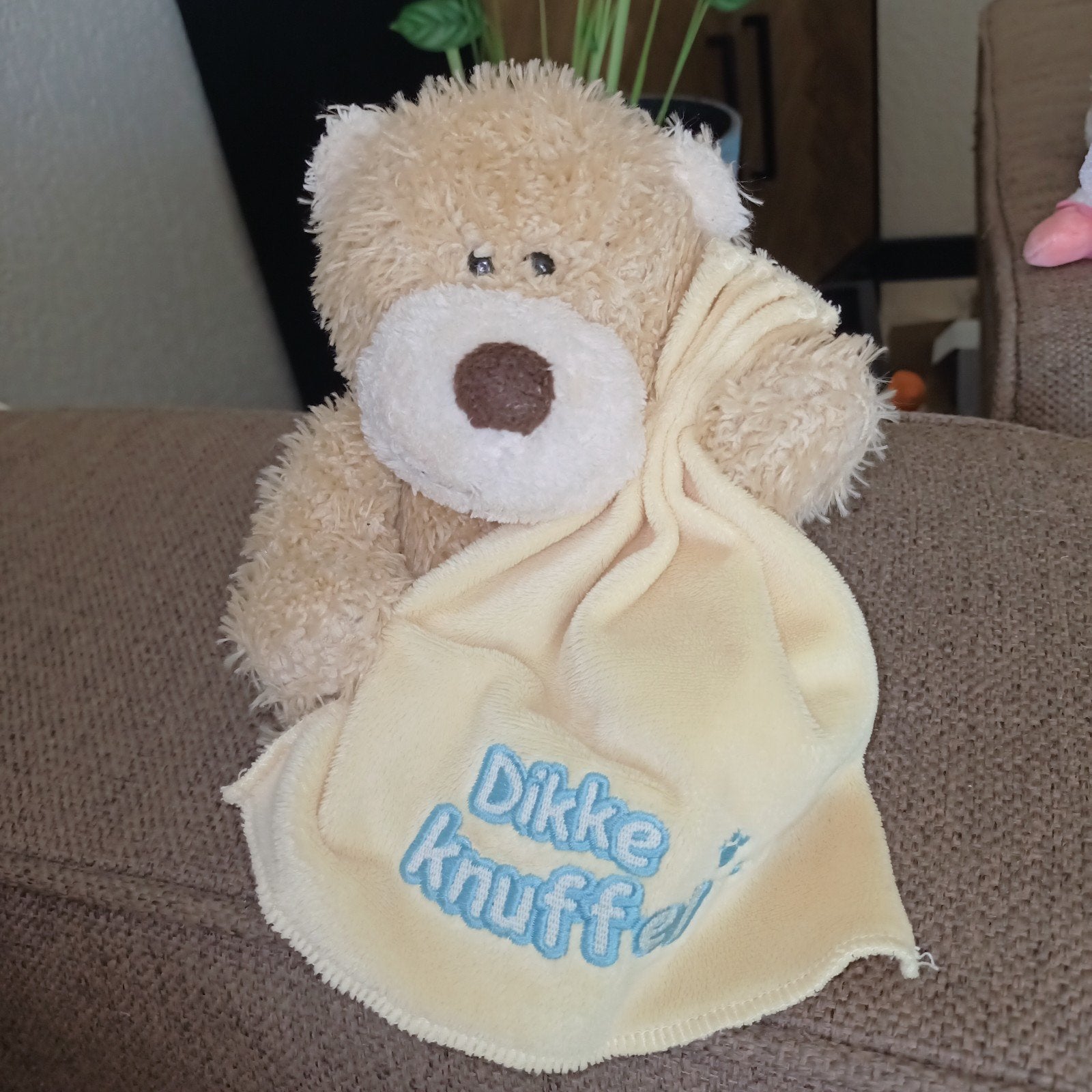 Kwikki gifa gifts nv. Beertje met geel doekje, dikke knuffel, Kinderen en Baby's, Speelgoed | Knuffels en Pluche, Overige merken