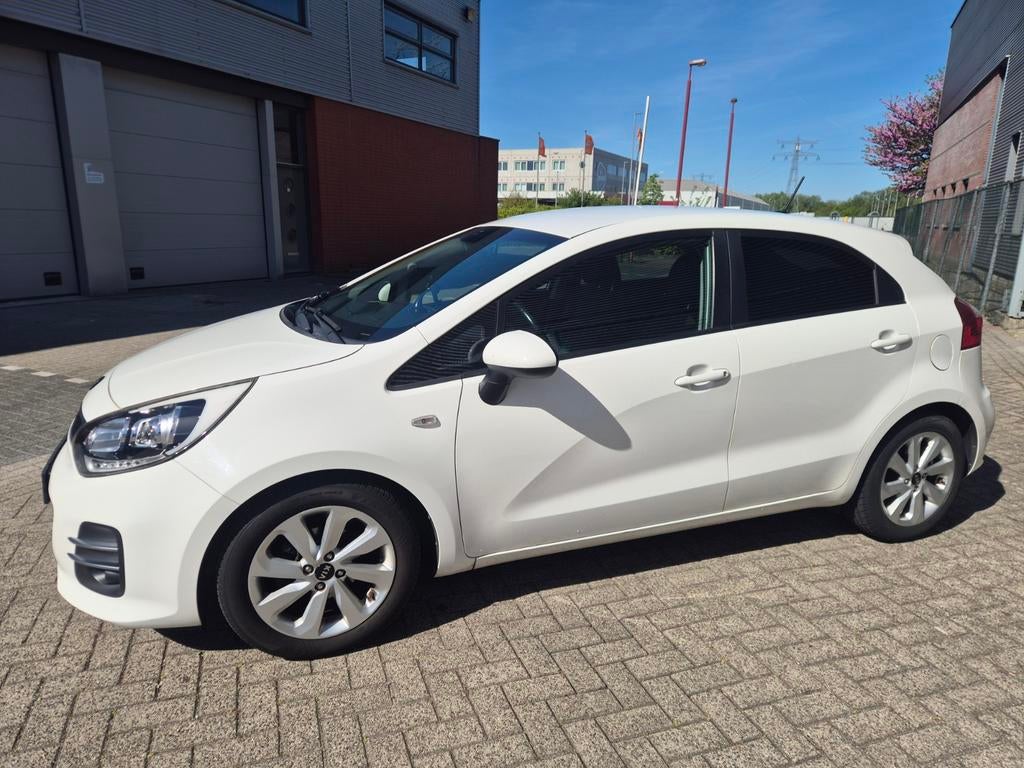 Kia Rio 1.2 CVVT DynamicLine (2016) wit – Nieuwe APK, 1027 kg, 40 €/maand, 4 cilinders, Wit
