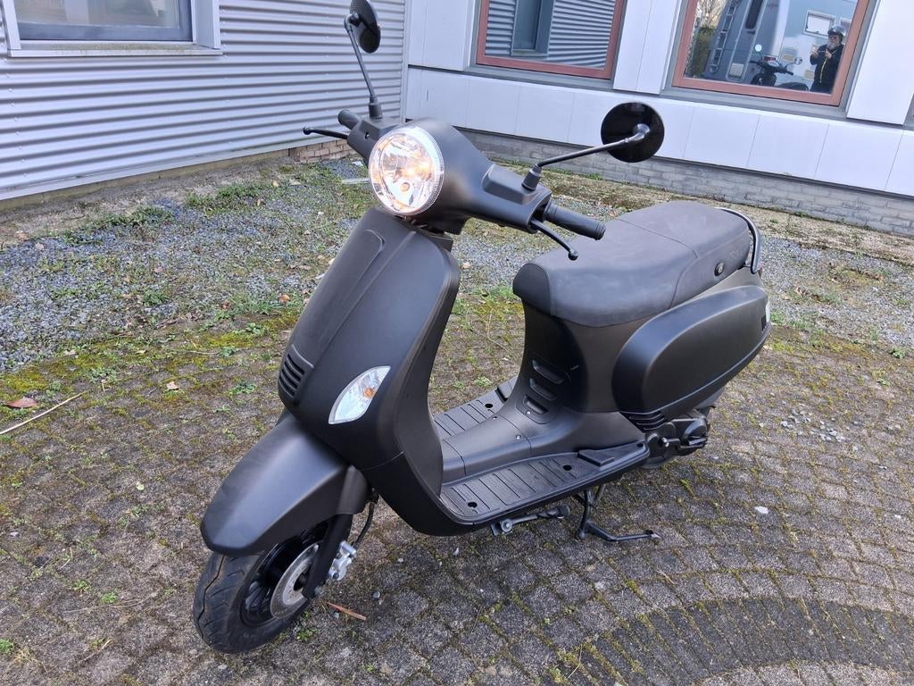 Matzwarte Scooter AGM - Zo goed als nieuw, Zo goed als nieuw, Benzine, Ophalen, Overige merken