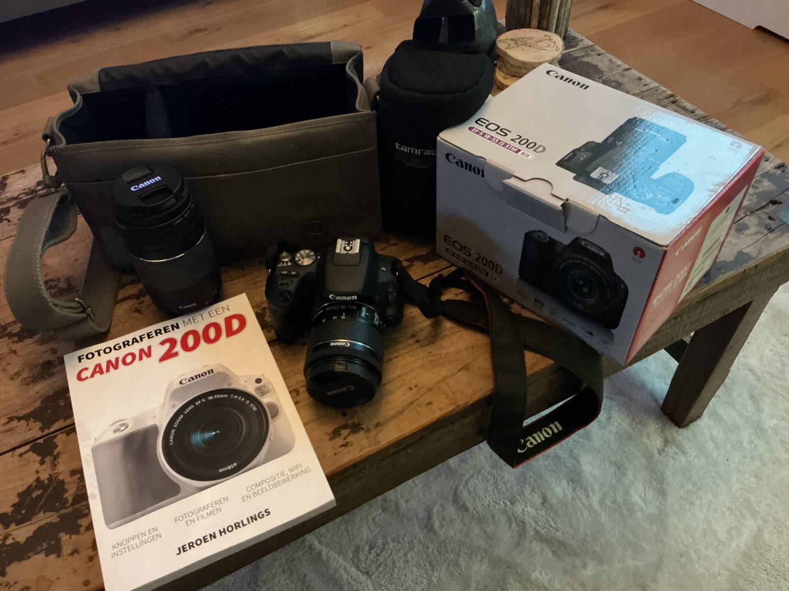Canon EOS 200 D complete set met 2 lenzen, nieuwstaat!!, Ophalen, Spiegelreflex, Canon, Kantelbaar/draaibaar scherm