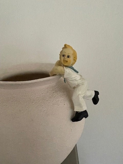 Klein beeldje matroos jongetje. Hangend aan pot. Noorwegen., Antiek en Kunst, Ophalen
