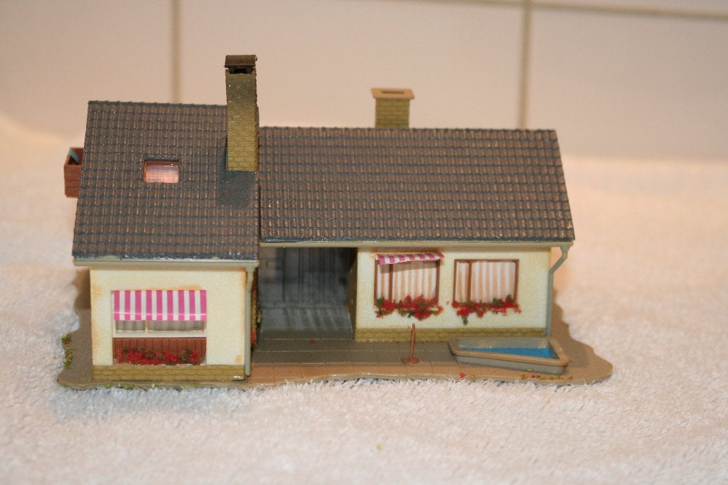 Foto 5 van HO Faller Bungalow met Zwembad.