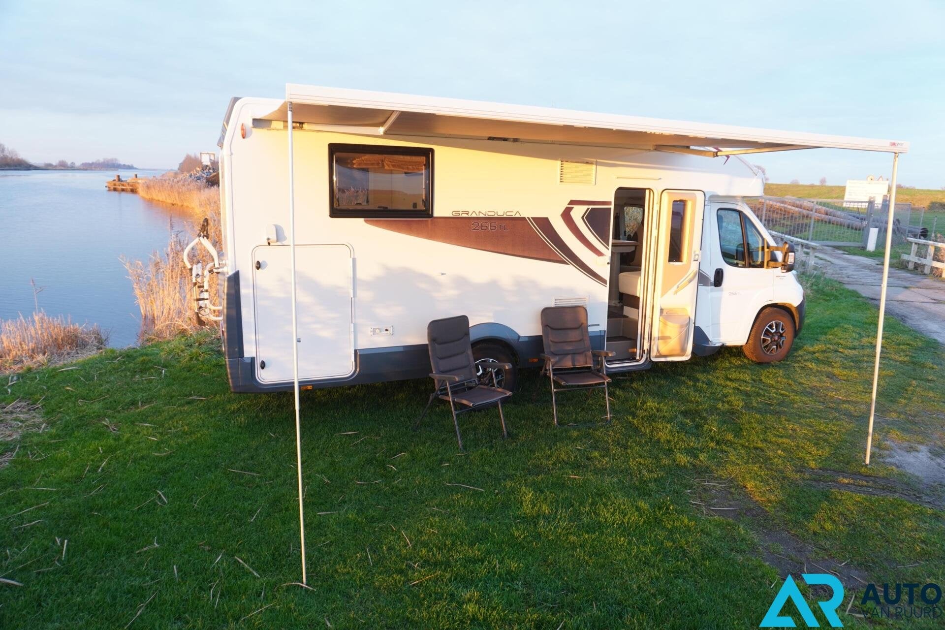 Roller team Camper * Inclusief BTW * Queensbed * 4-persoons, 7 tot 8 meter, Bedrijf, Info@caravancampercenter.nl, Half-integraal