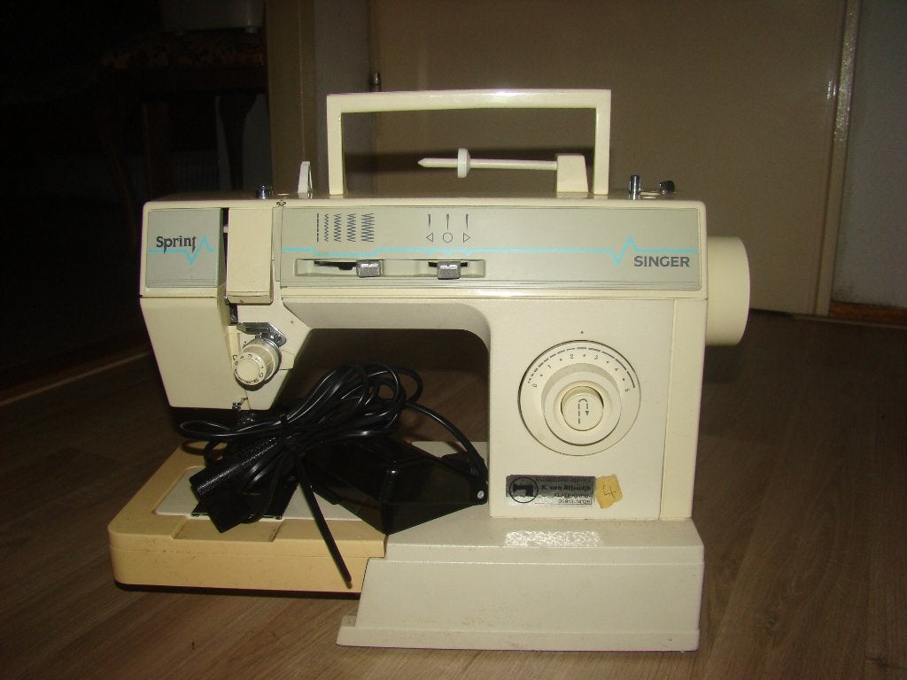 SINGER Sprint 6211C Gebruikt Verzenden  met UPS: € 4,20 ., Hobby en Vrije tijd, Naaimachines en Toebehoren, Ophalen of Verzenden