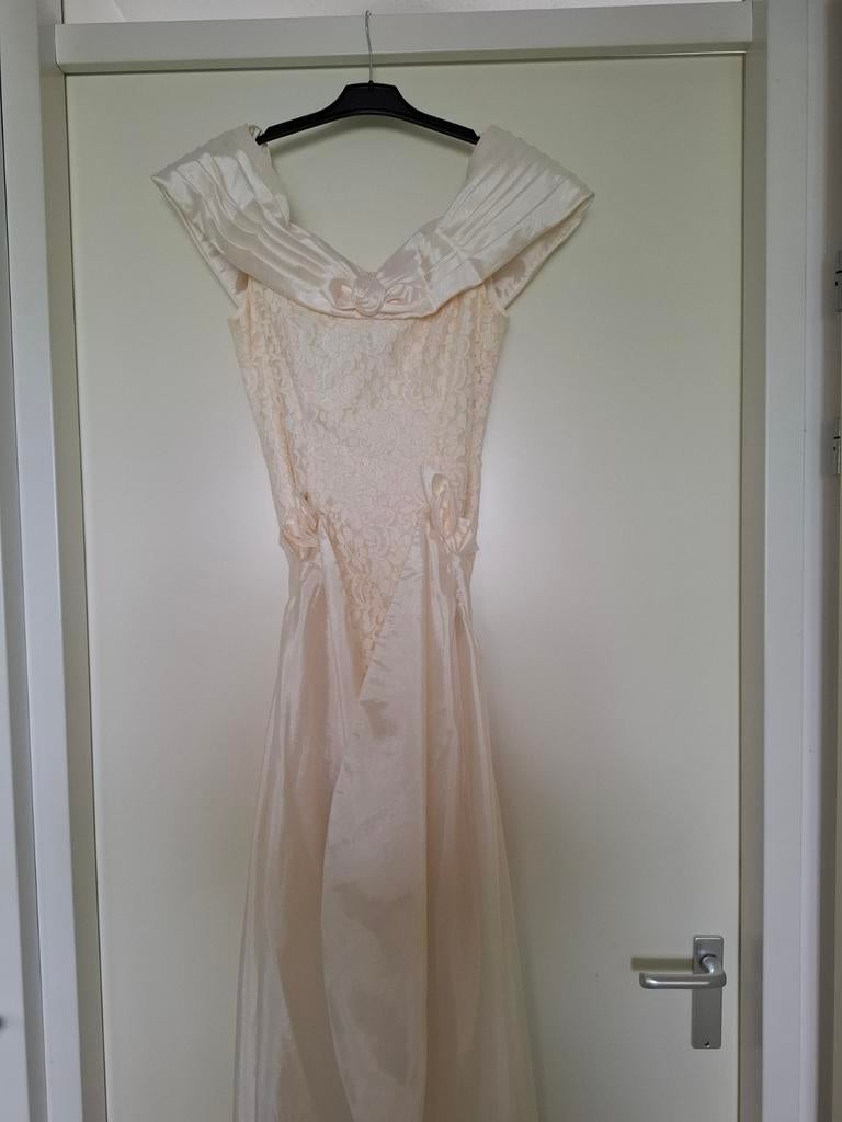 Korte trouwjurk kant met satijn en losse sleep, Kleding | Dames, Trouwkleding en Trouwaccessoires, Ophalen of Verzenden, Gedragen