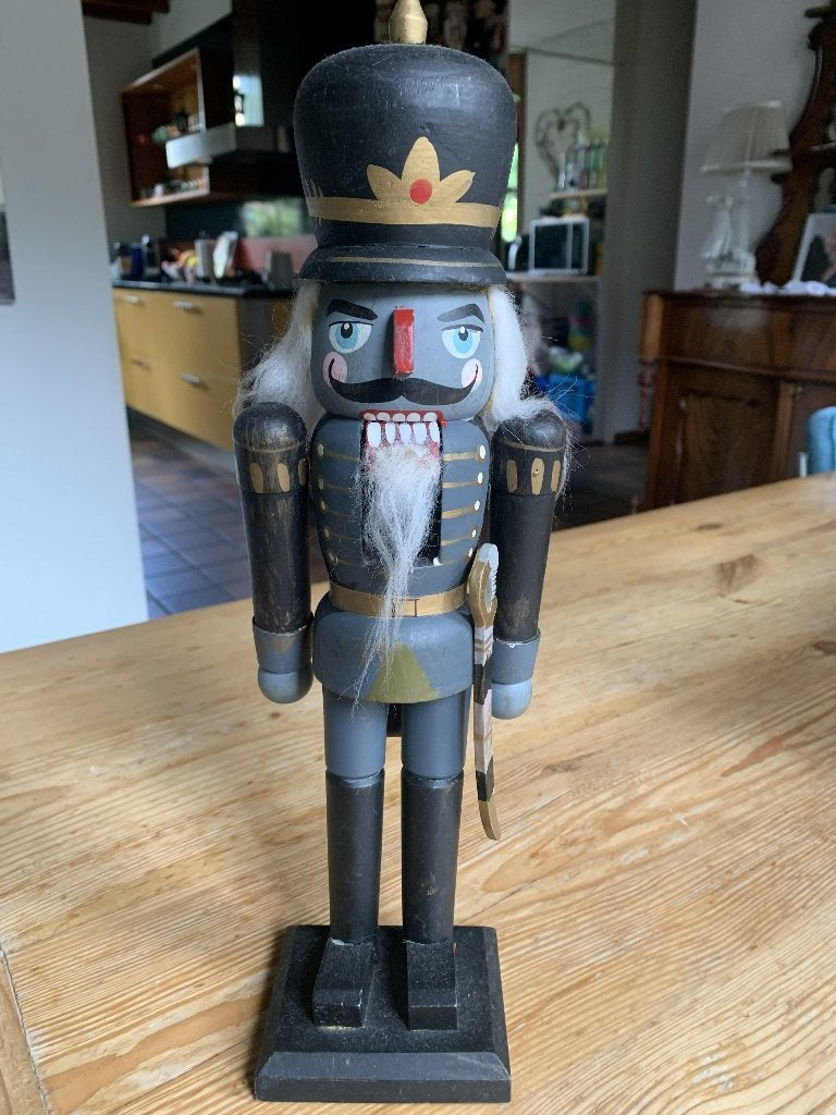 Vintage zwart met grijze houten notenkraker van 36 cm hoog, Ophalen of Verzenden, Huis en Inrichting