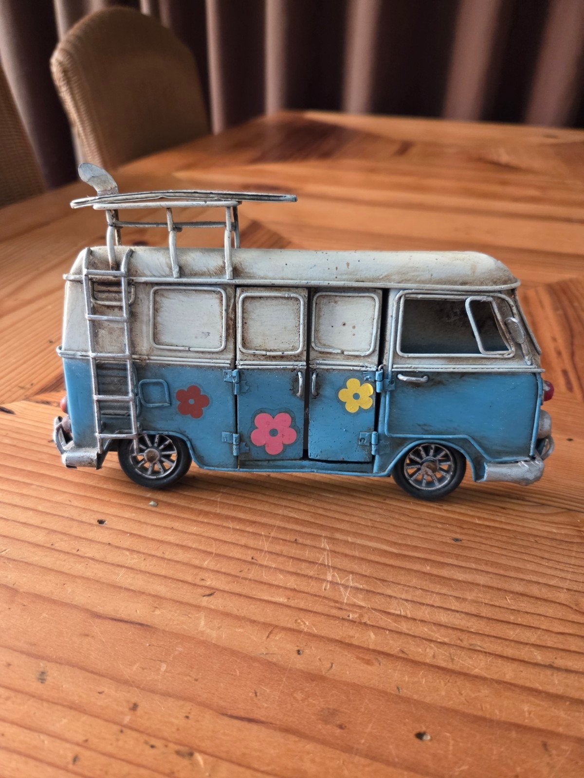 Metalen Volkswagen busje met surfplank decoratie, Overige merken, Gebruikt, Auto, 1:32 tot 1:50
