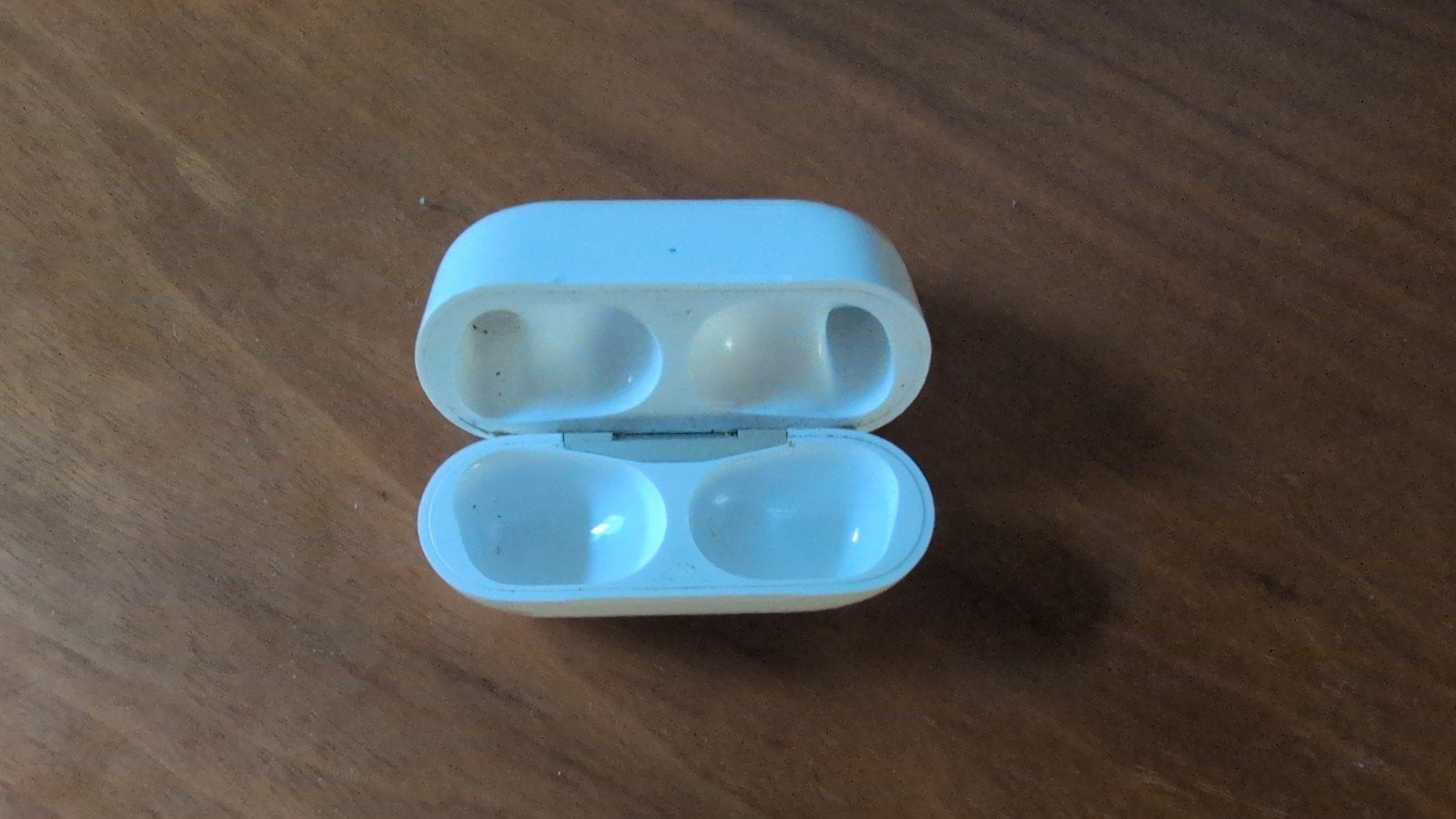 GEVONDEN: AirPods case (zonder airpods), Ophalen, Gebruikt, Wit, Apple