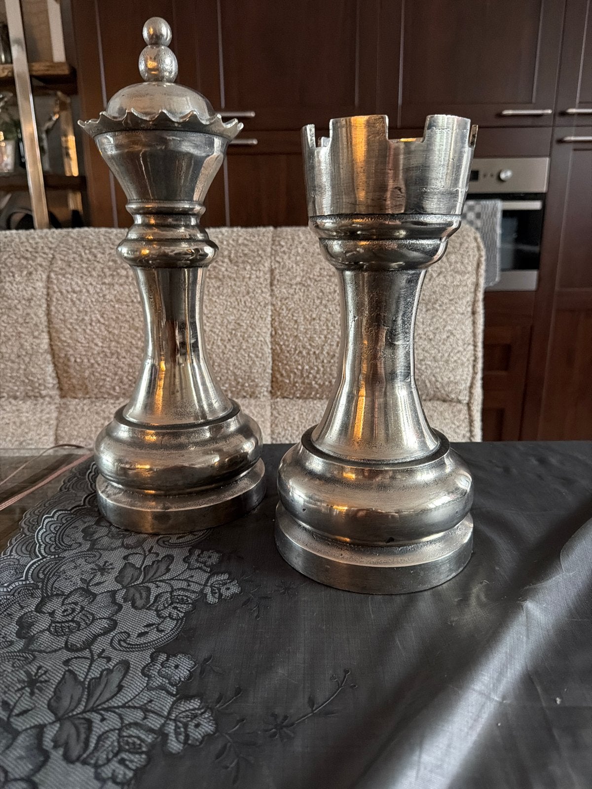Grote decoratieve schaakstukken: Koningin en Toren, Vintage, Ophalen of Verzenden, Zo goed als nieuw, Metaal