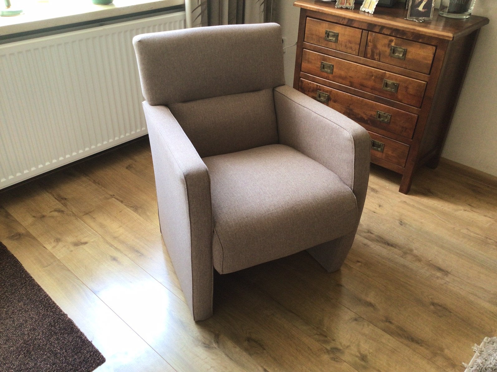 Zeer nette stoel ,stof kleur Beige ,heel weinig gebruikt, Ophalen, Zo goed als nieuw