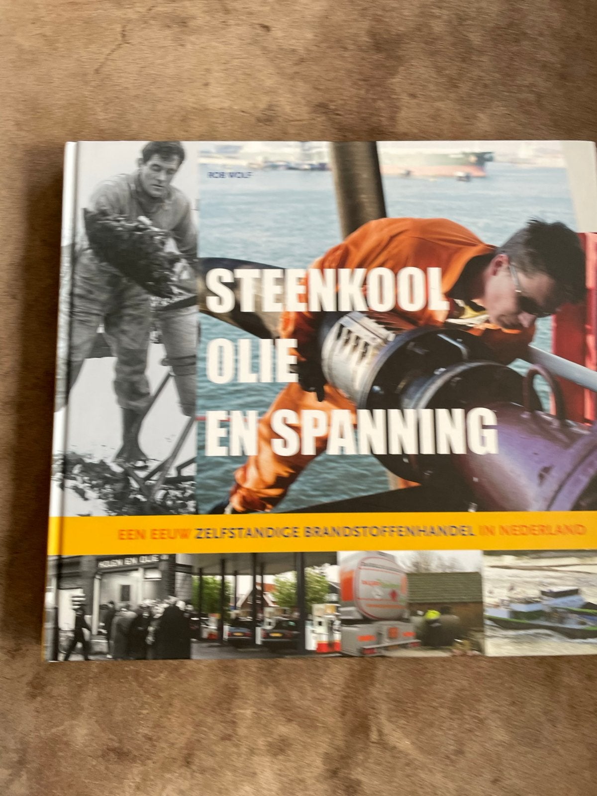 Steenkool Olie en Spanning: Een Eeuw Brandstoffenhandel, Ophalen of Verzenden, Zo goed als nieuw