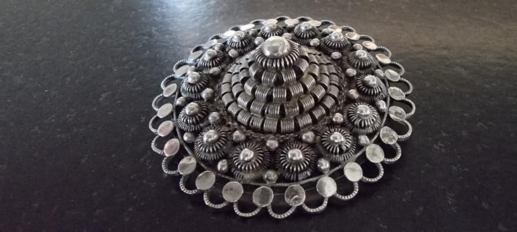 Zilveren antieke zeeuwse knoop broche, Verzenden, Zo goed als nieuw, Zilver, Oor- of Traguspiercing