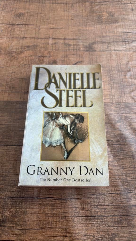 Danielle Steel - Granny Dan, Ophalen of Verzenden, Zo goed als nieuw, Danielle Steel