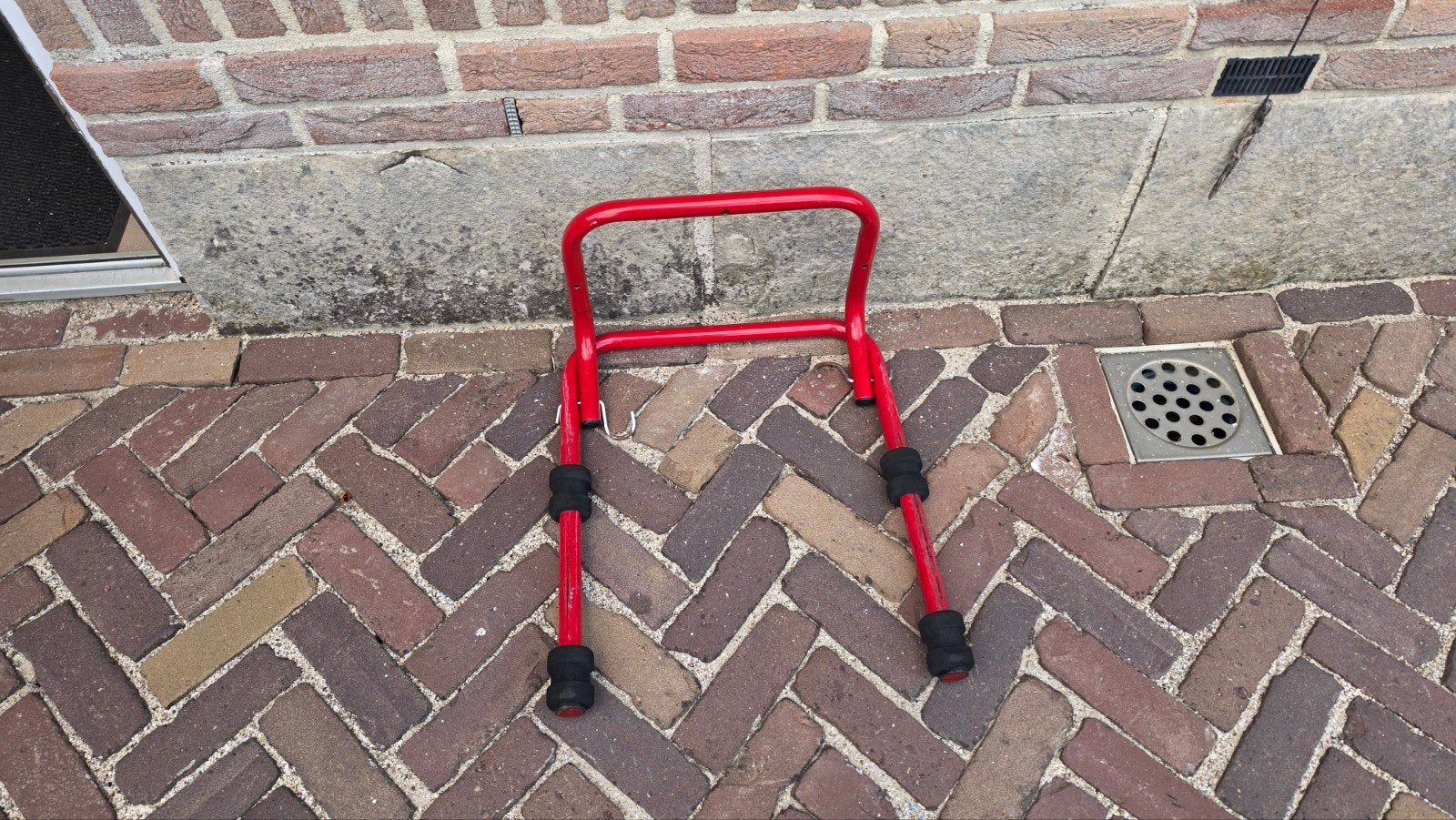Mottez wandsteun voor 2 fietsen.

Ik bied te koop aan een Mo, Ophalen of Verzenden