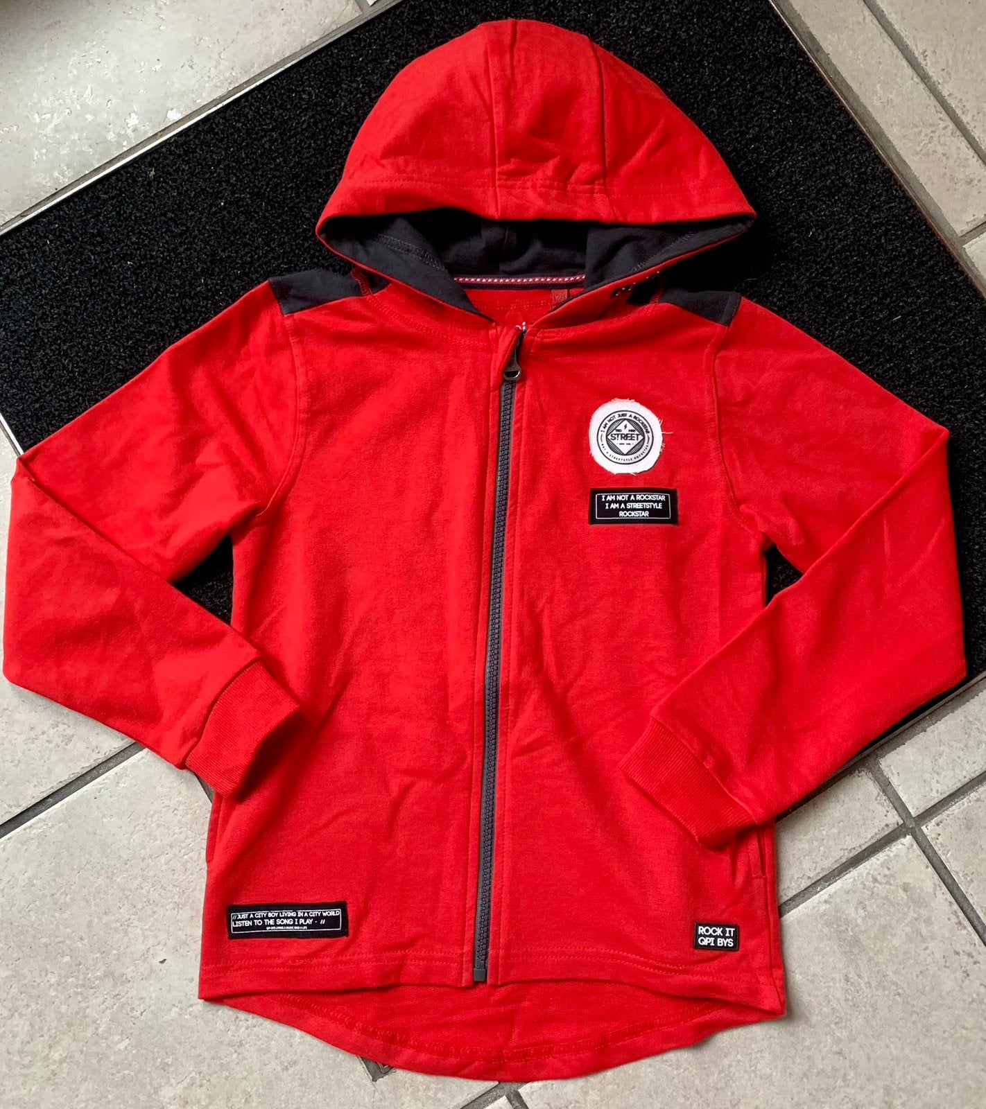 TE KOOP: vestje met capuchon van Quapi boys mt 122/128 NIEUW, Ophalen of Verzenden, Nieuw, Jongen, Trui of Vest