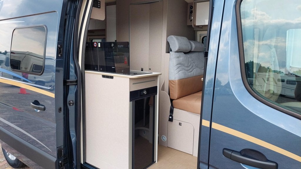 Foto 4 van Bürstner Delfin C 621 Overkompleet, o.a. Maxxfan!