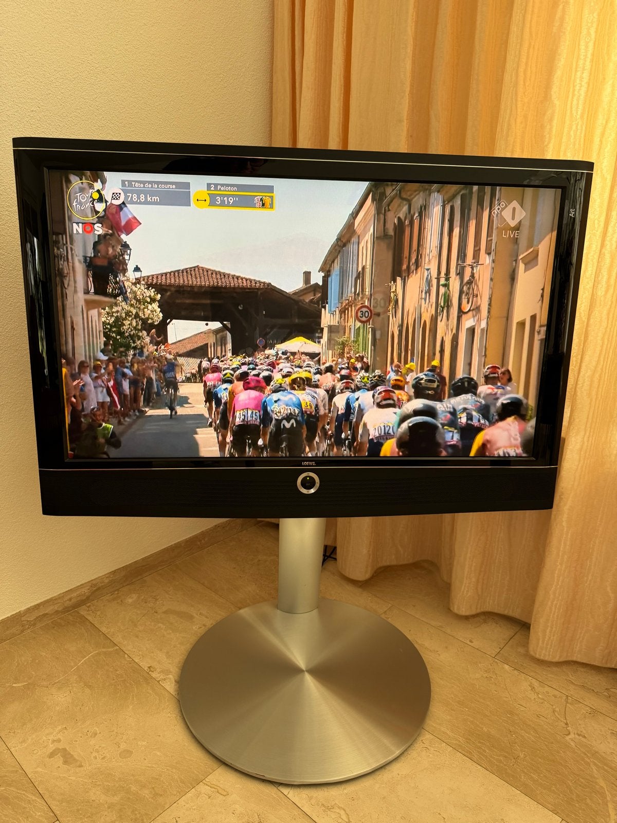 Loewe 43” LCD televisie op metalen voet, Gebruikt, 50 Hz, LCD, 100 cm of meer