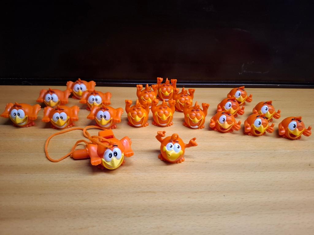 19 rubber figuurtjes en fluitje. Voetbal, Ophalen of Verzenden, Buitenlandse clubs, Beeldje of Poppetje