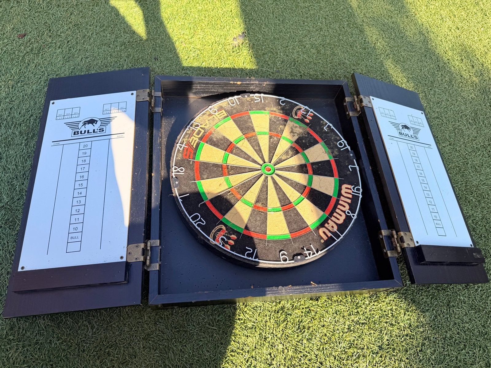 Dartkast met dartbord - Bulls Winmau Blade, Sport en Fitness, Ophalen of Verzenden, Gebruikt, Dartbord