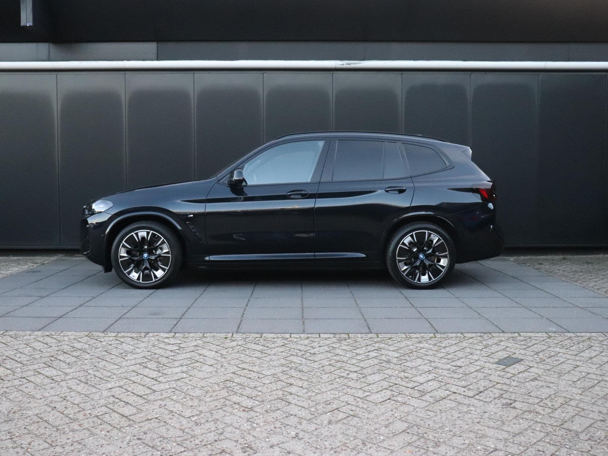 BMW iX3 High Executive Edition 80 kWh | M SPORT | LEDER | ME, Auto's, Automaat, Dealer onderhouden, Achterwielaandrijving, Gebruikt
