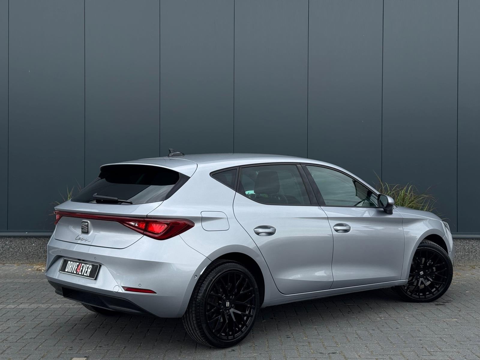 Seat Leon Hatchback 1.0 eTSI Style | Automaat | Camera | Zee, Auto's, Seat, Stof, Gebruikt, Met garantie (alle), Leon