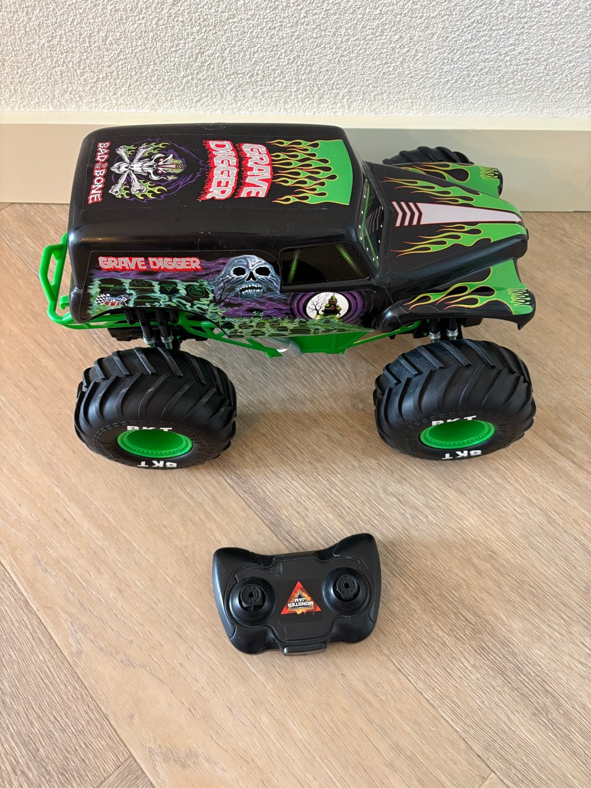 Grave Digger RC Monster Truck met afstandsbediening, Elektro, Auto offroad, Ophalen of Verzenden, Zo goed als nieuw