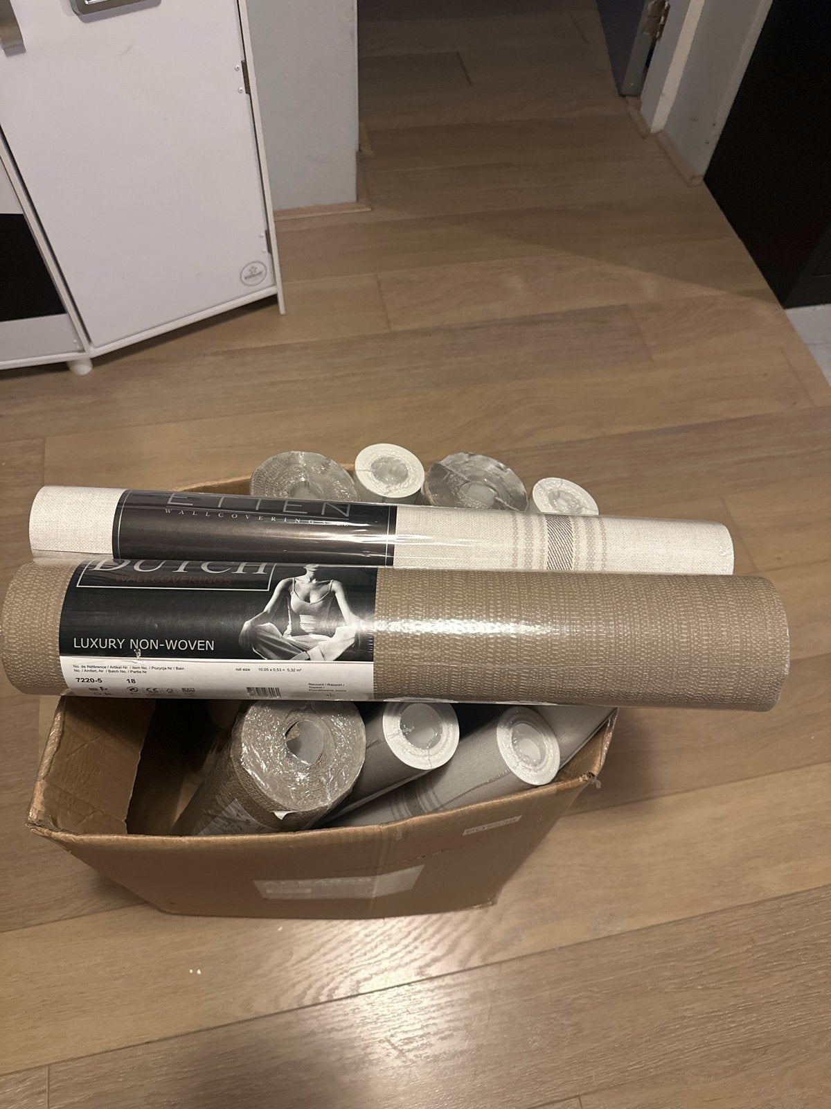 12 rollen licht en 4 bruine rollen behang, Ophalen, Bruin, 75 m² of meer, Dutch Wallcoverings