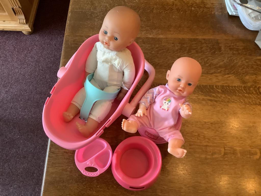 Twee Poppen met assossoires, Kinderen en Baby's, Speelgoed | Poppen, Ophalen, Zo goed als nieuw, Babypop