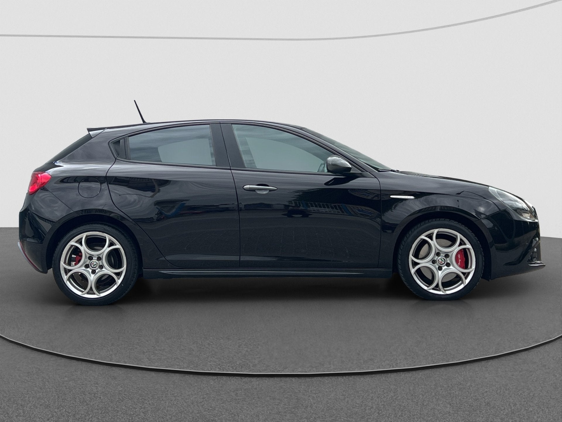 Alfa Romeo Giulietta 1.4 Turbo MultiAir Super AUTOM | PDC V+, Euro 6, 4 cilinders, Zwart, Bedrijf