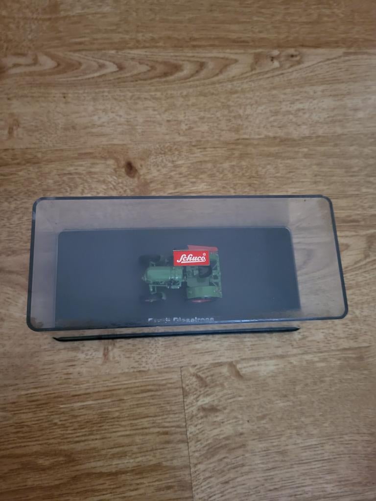Schuco Fendt Dieselross tractor model in displaycase, Hobby en Vrije tijd, Modelbouw | Auto's en Voertuigen, Zo goed als nieuw