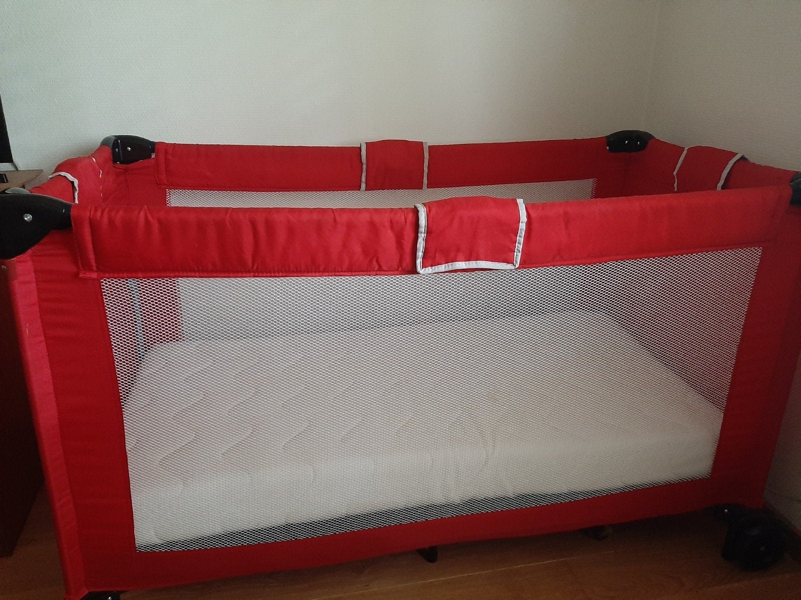 Rood Koelstra reisbedje met veel accessoires, Ophalen, Zo goed als nieuw, Reisbedje
