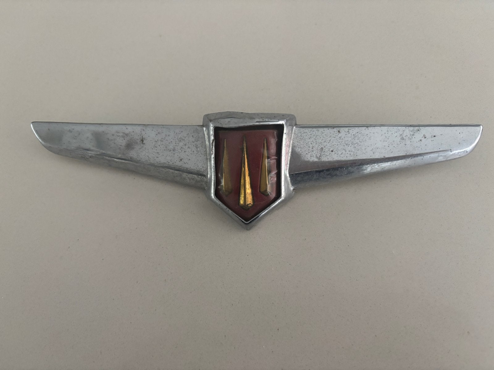 motorkap-embleem van een Hillman Minx, Ophalen of Verzenden, Gebruikt, Oldtimer onderdelen