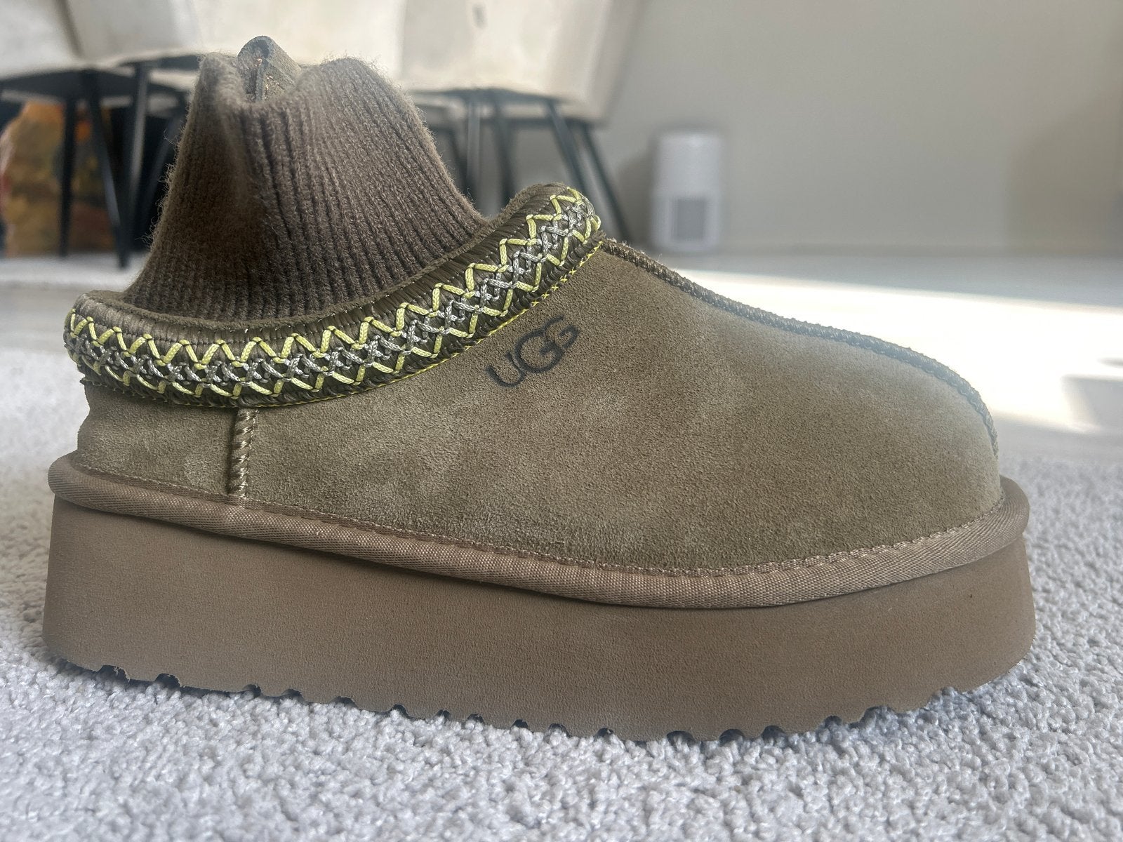 Ugg Tasmans in olijfgroen -  nieuw maat 38 en 40, Ophalen of Verzenden, Nieuw, Groen, Instappers