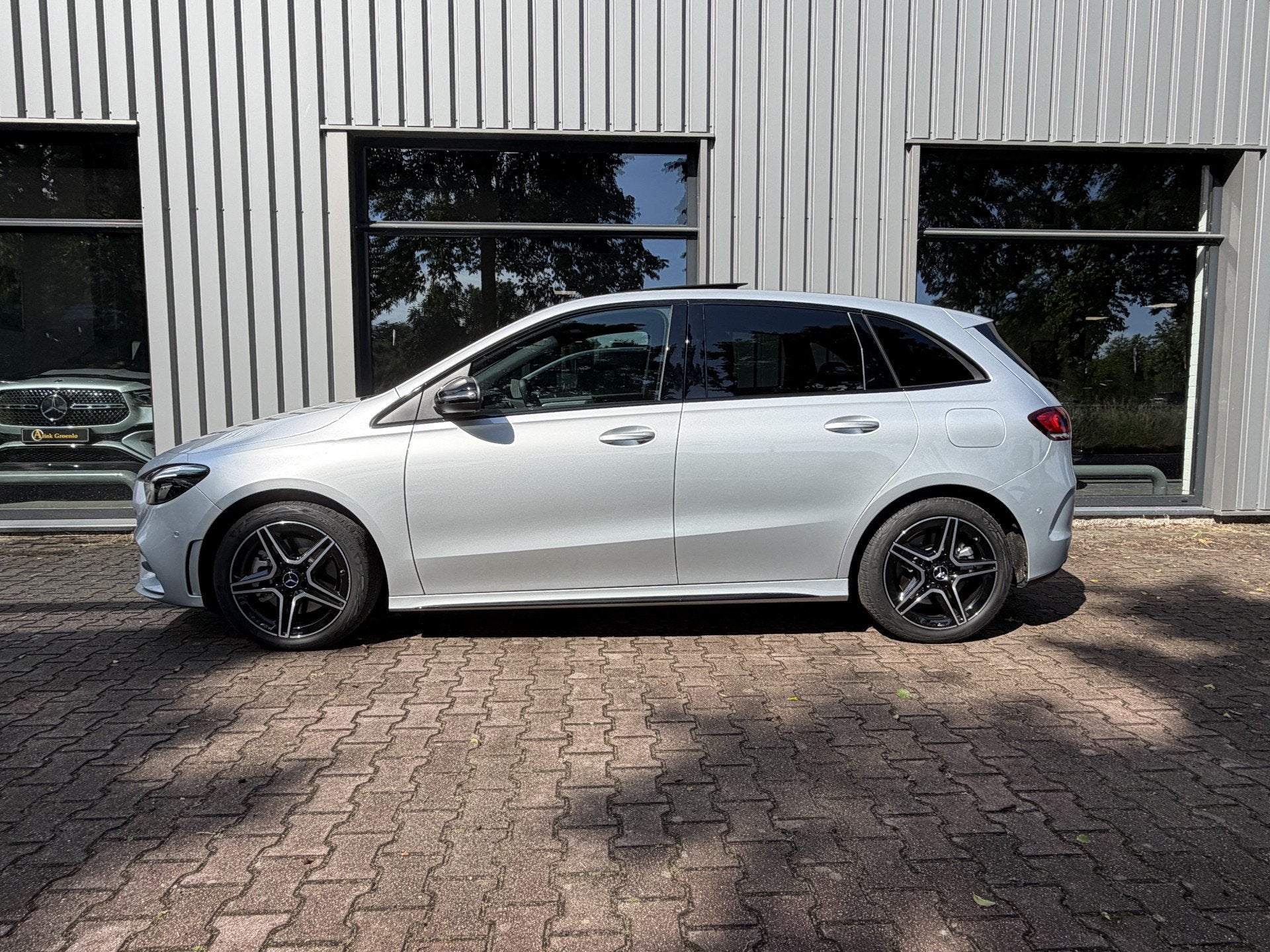 Mercedes-Benz B-Klasse 250 e Premium AMG Line, Panoramadak A, 12 maanden, Gebruikt, 4 cilinders, Leder en Stof
