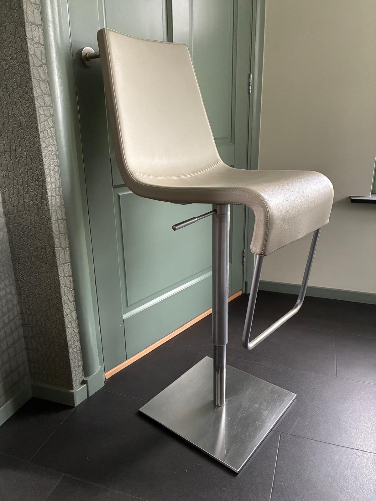 2x Designer bar kruk Bonaldo, Huis en Inrichting, Barkrukken, Ophalen, 60 tot 90 cm, Leer, Zo goed als nieuw