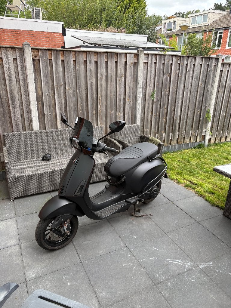 Nette Vespa sprint mat zwart notte, Fietsen en Brommers, Ophalen, Maximaal 45 km/u, Vespa S, Zo goed als nieuw