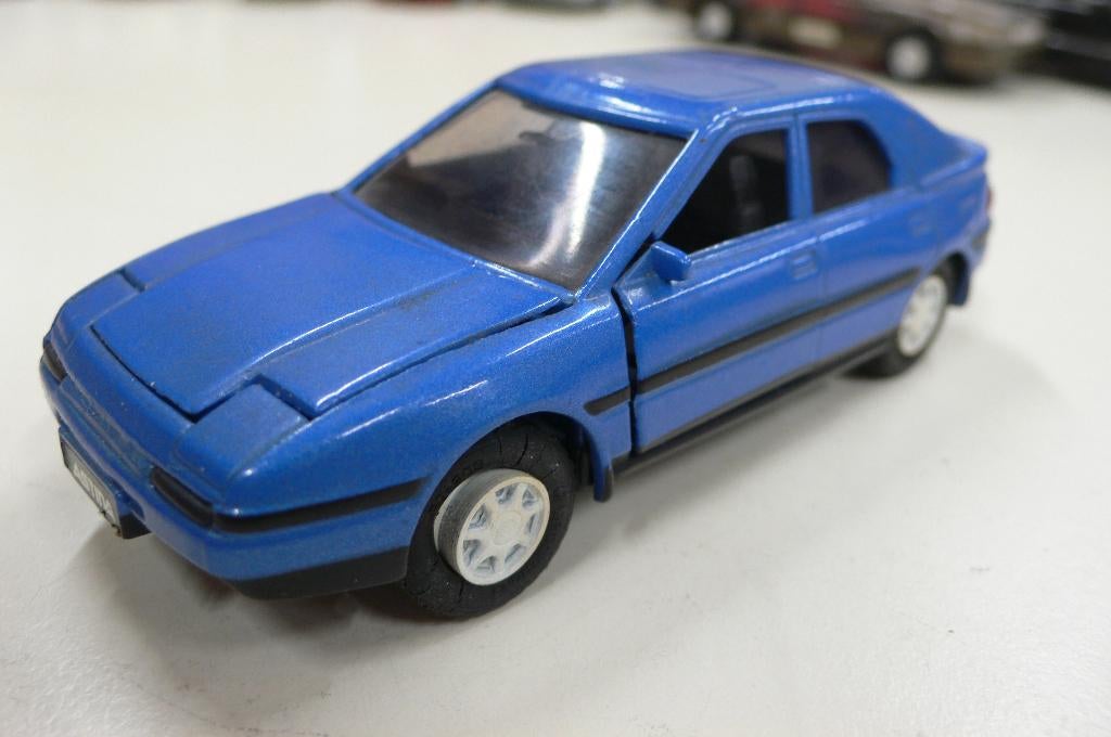mazda 323f - diapet/japan- vlekje op dak- 1/43, Verzenden, Zo goed als nieuw, Auto, Overige merken