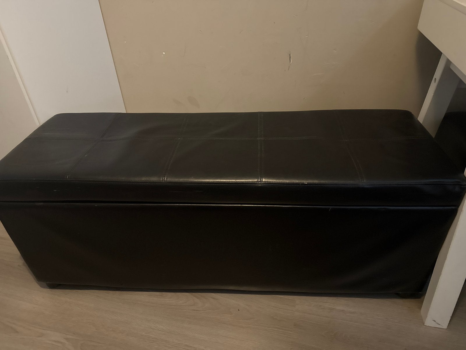Zwarte/bruin opbergbank / poef met opbergruimte, Ophalen, Kunststof, Gebruikt, 50 tot 75 cm