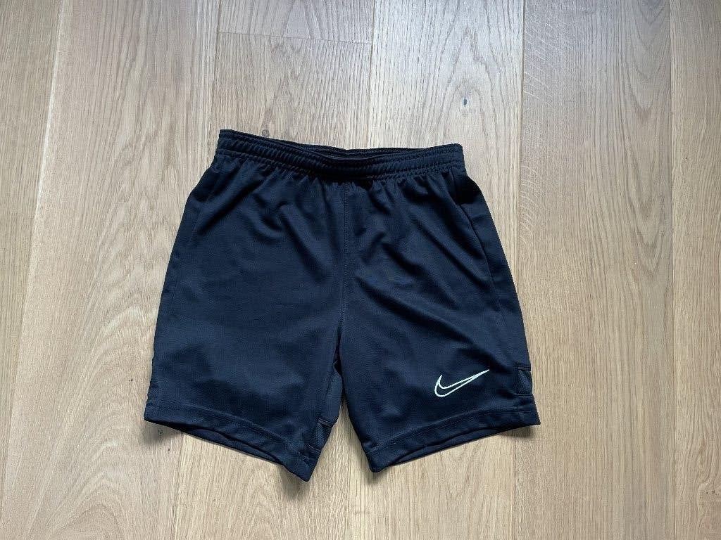 Sportbroek zwart Nike maat 128 - 137, Ophalen, Jongen of Meisje, Sport- of Zwemkleding, Zo goed als nieuw