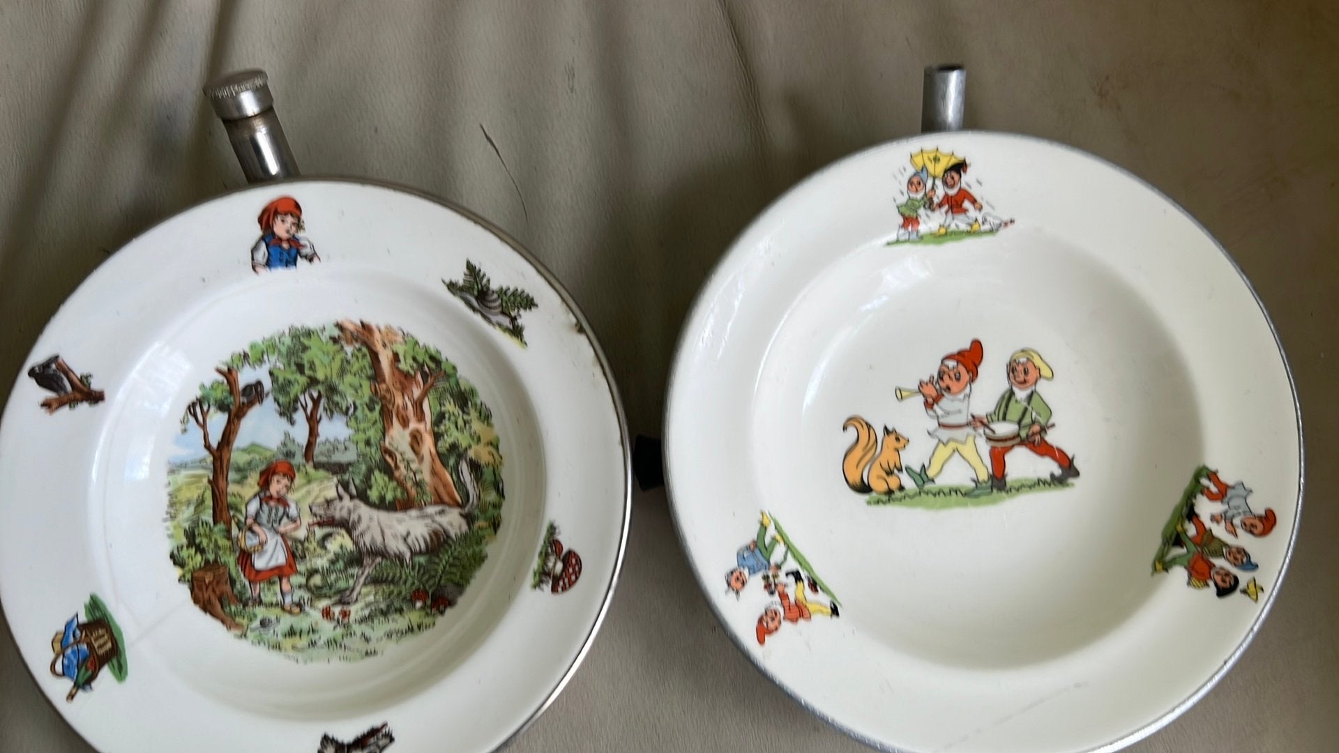 Twee kinder warm houd borden, Antiek en Kunst, Ophalen of Verzenden
