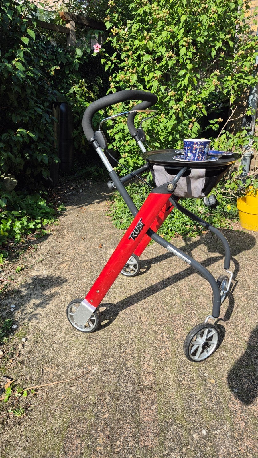 Rode binnenrollator / indoor rollator Trust Care Let's Go, Ophalen, Lichtgewicht, Zo goed als nieuw