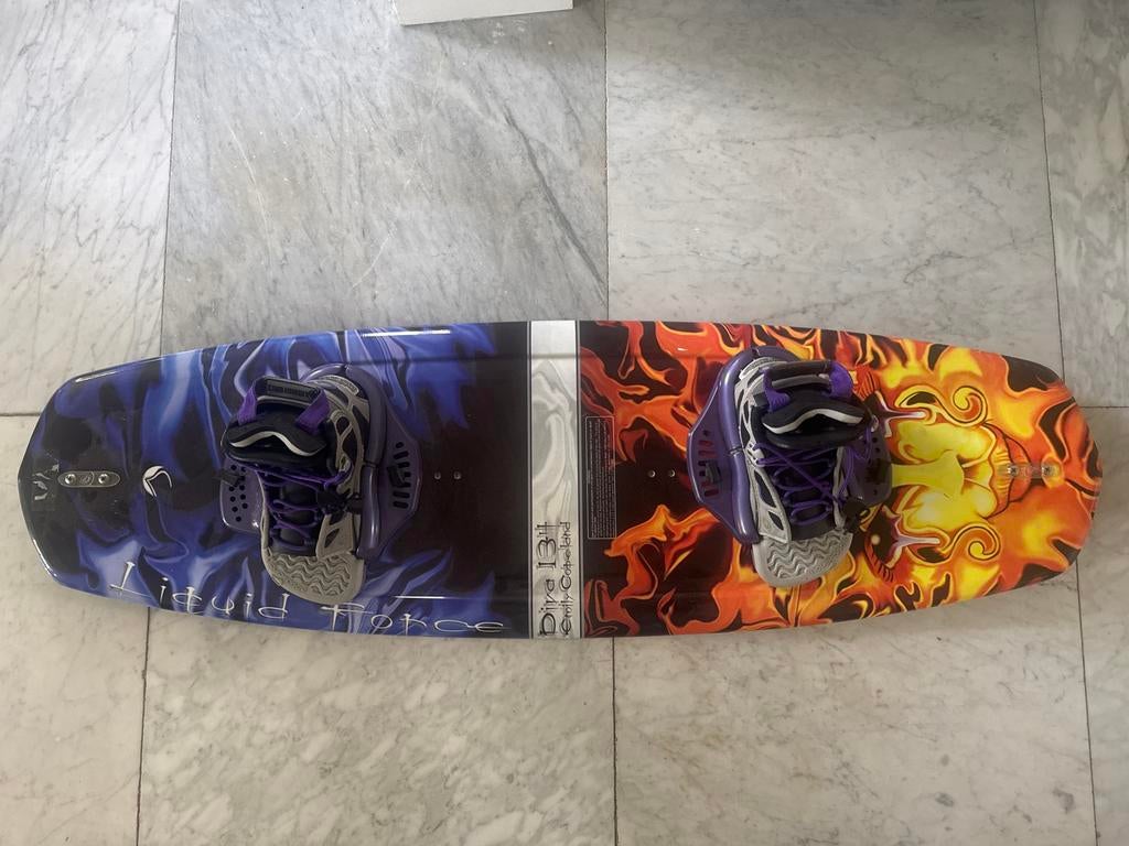 Liquid Force Wakeboard met bindingen - Dira 134, Watersport en Boten, Wakeboarden, Ophalen of Verzenden, Gebruikt, Board en Schoenen