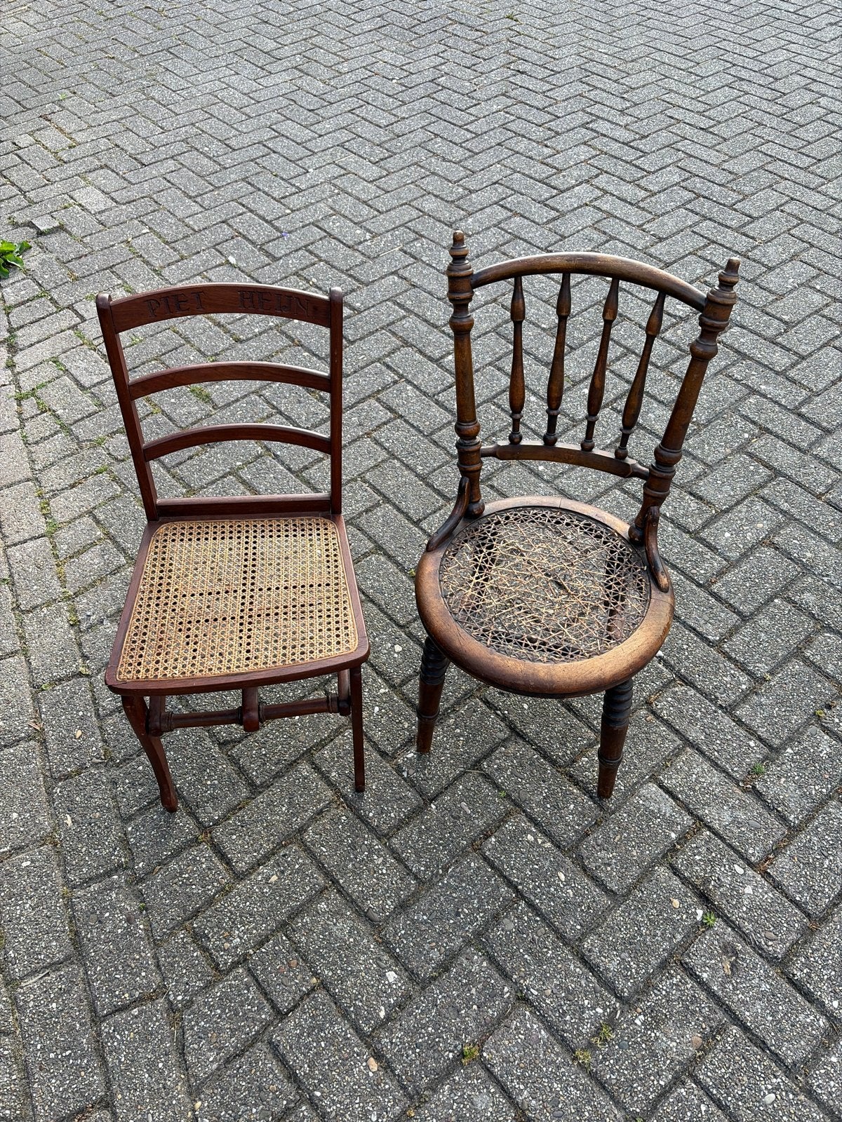Antieke stoelen met rotan zitting en extra rotan, Ophalen