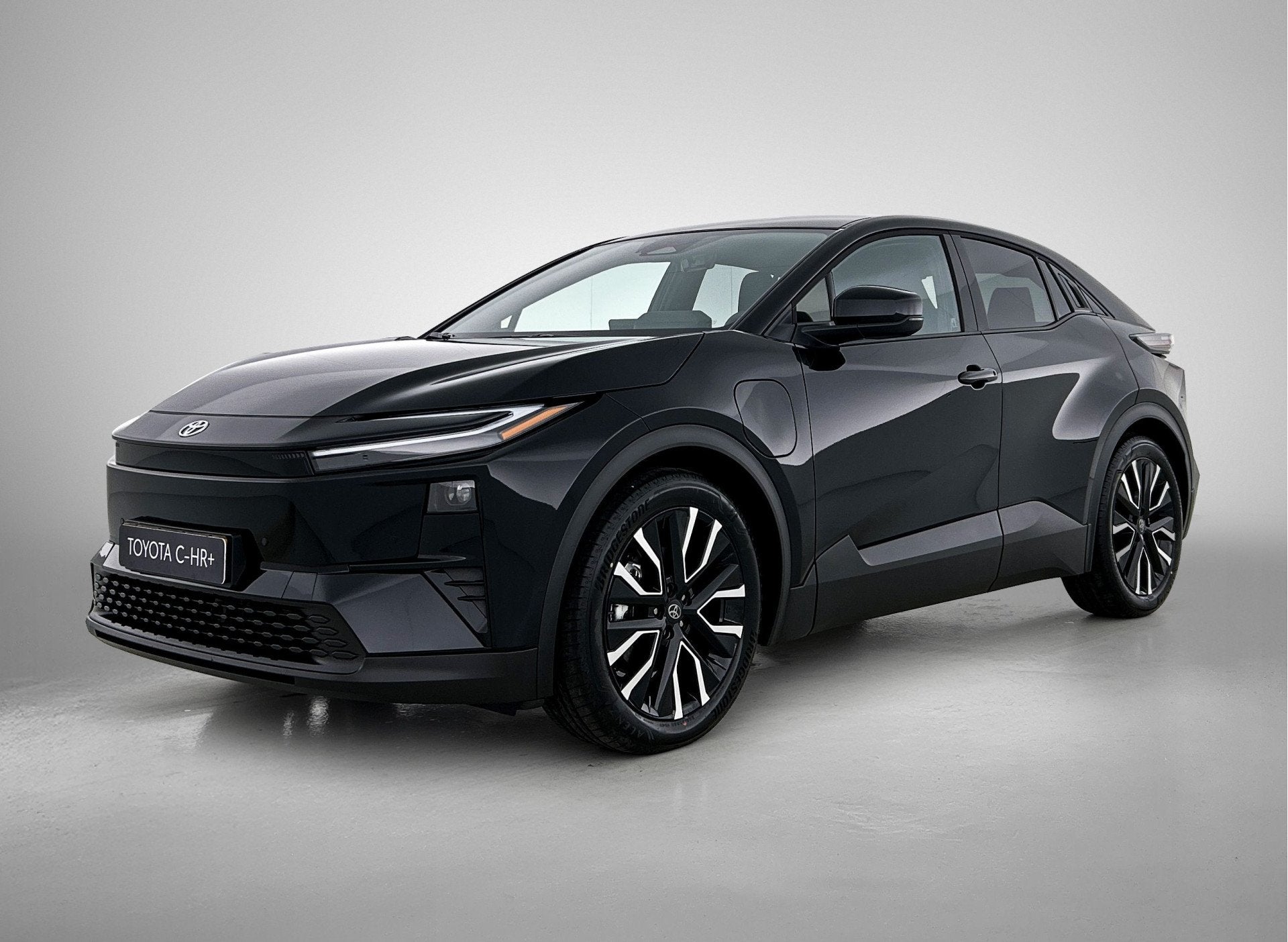 Toyota C-HR+ First Edition 77 kWh *EV-Deal* | Stoel en stuur, Auto's, 24 min, Leder en Stof, Zwart, Origineel Nederlands
