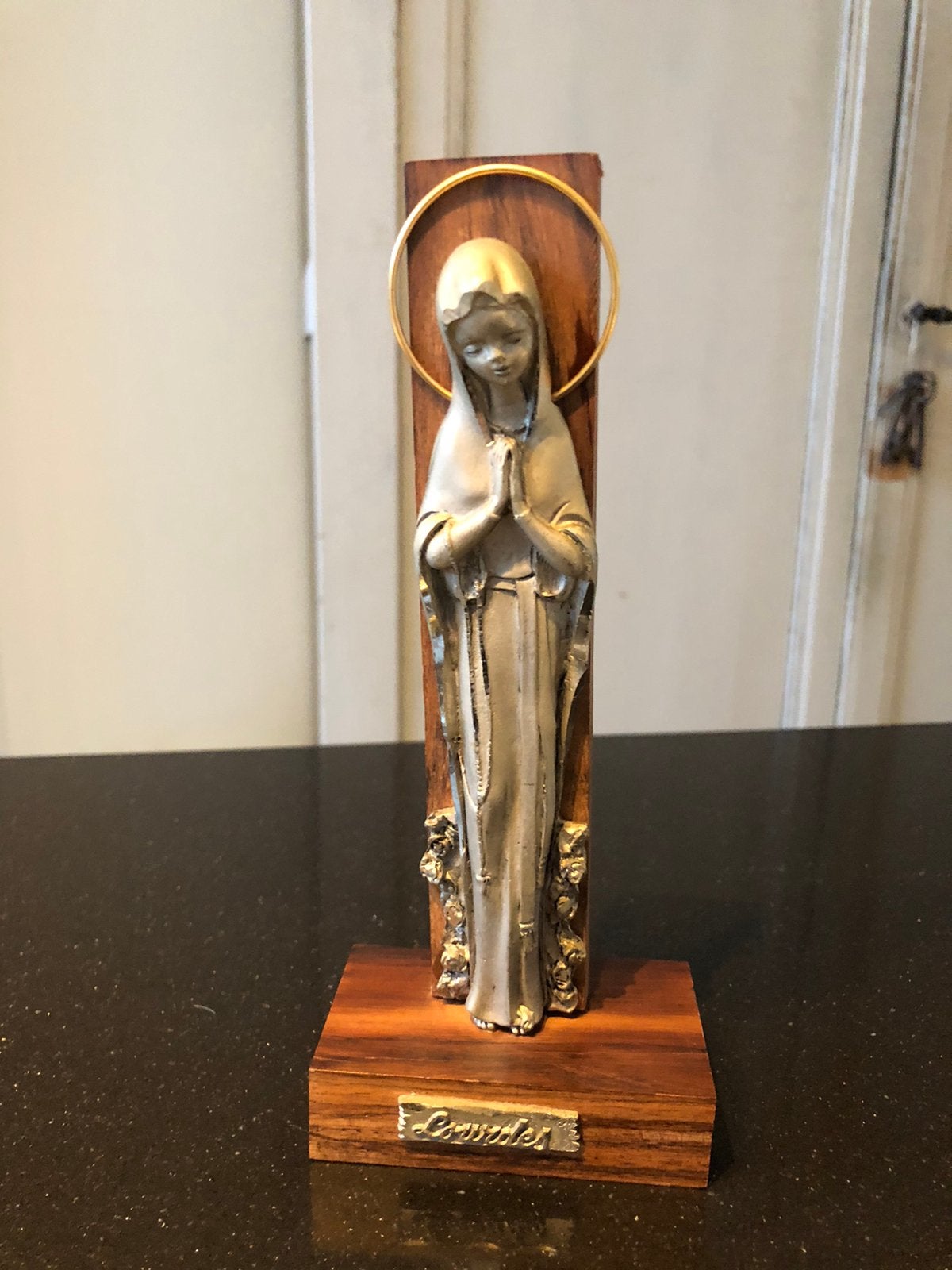 Mooi brocante heilig souvenir de Lourdes. biddend meisje, Antiek en Kunst, Ophalen of Verzenden